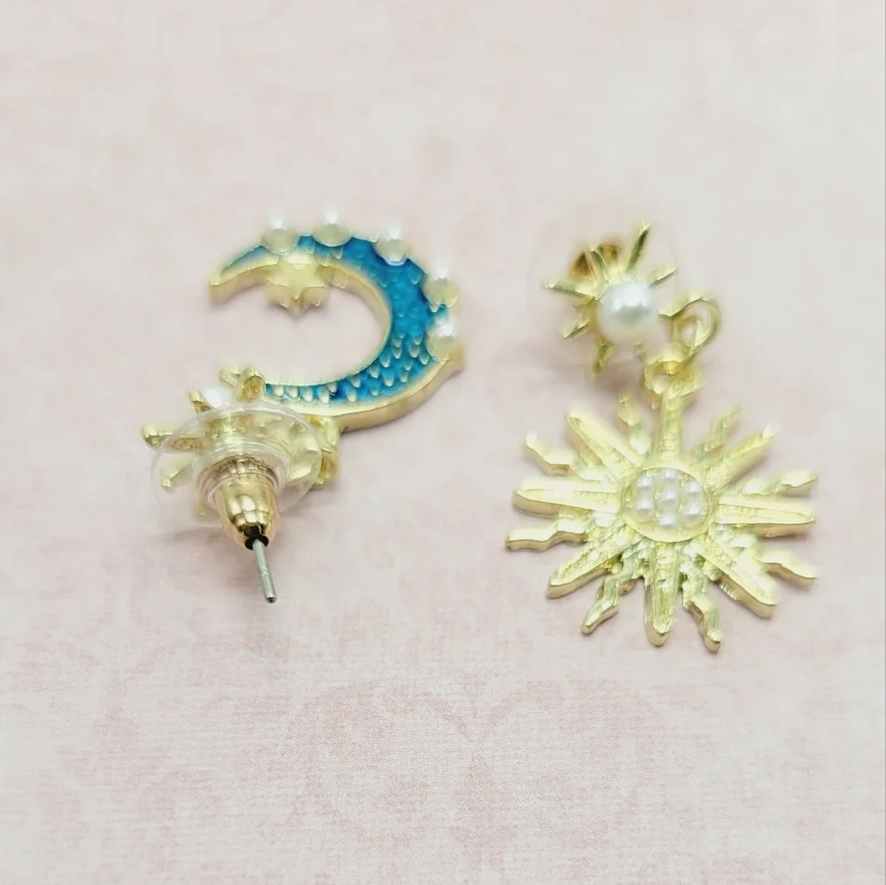 Sun and moon small drop earring in gold and‎ blue